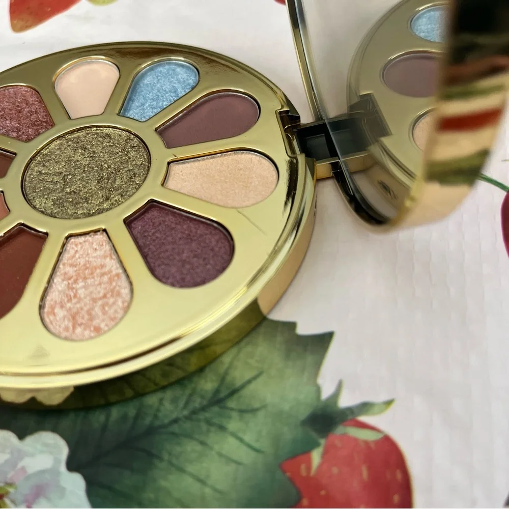 Pink Glitter Snow Globe Circle Eyeshadow Palette with 11 Colors - NIB
